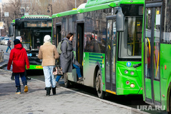 Виды города. Весна. Тюмень, остановка, пешеходы, автобусная остановка, общественный транспорт, прохожие