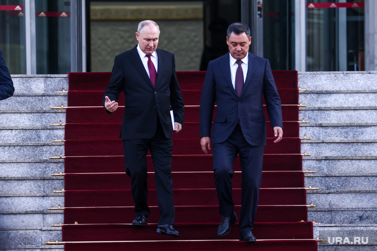 Владимир Путин на торжественном построении, посвященном 20-летию авиабазы в Киргизстане. Бишкек