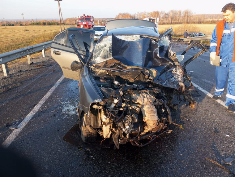 В аварии между двумя легковыми автомобилями погибли три человека, еще четверо госпитализированы в больницу