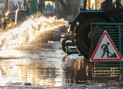 В городе масштабная коммунальная авария. Курган, коммунальная авария, дорожные знаки, ремонтные работы, движение перекрыто, потоп, прорыв водопровода, затопленные улицы