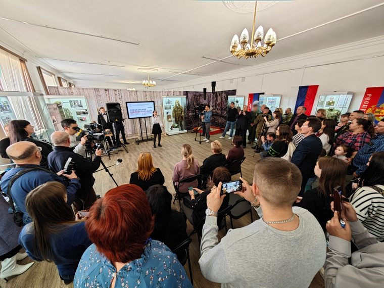На открытие выставки пришли десятки человек