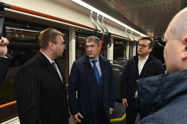 Эдуард Соснин (слева) и Дмитрий Махонин в новом трамвае