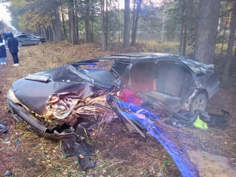 Спасателям пришлось вызволять пострадавшего в ДТП с помощью специнструмента