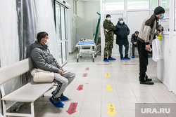 Приемный покой областной инфекционной клинической больницы. Тюмень, человек в маске, люди в масках