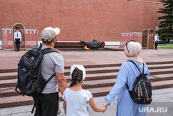 Вечный огонь в Александровском саду Кремля. Москва , семья, могила неизвестного солдата, держатся за руки, почетный караул, смена караула