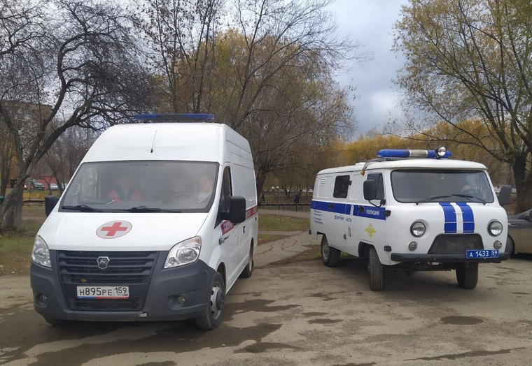 У школы находятся оперативные службы: полиция, скорая и спасатели