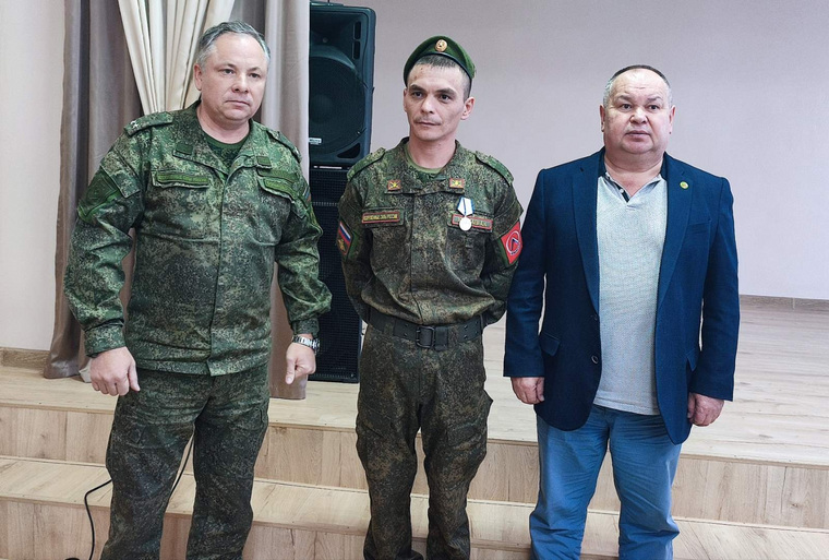 Adik Urazbayev (center) was awarded the medal “For Courage”