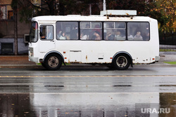Дождь. Курган , автобус, пассажиры