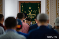 Полуденный намаз в соборной мечети Сургута, мечеть, ислам, намаз, религия, молитва, мусульмане