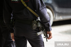 Мера пресечения Веронике Наумовой в Чкаловском районном суде. Екатеринбург, силовики, автомат, оружие, правопорядок, полицейский
