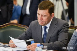Губернатор Куйвашев предложил Путину поднять цены на табак