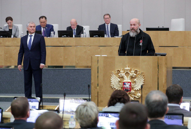Почетную награду Олегу Колесникову (на первом плане справа) вручил председатель Госдумы РФ Вячеслав Володин (на переднем плане слева)
