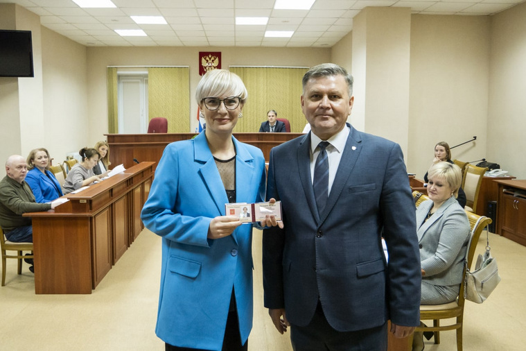Судье Юлии Новиковой также вручили удостоверение