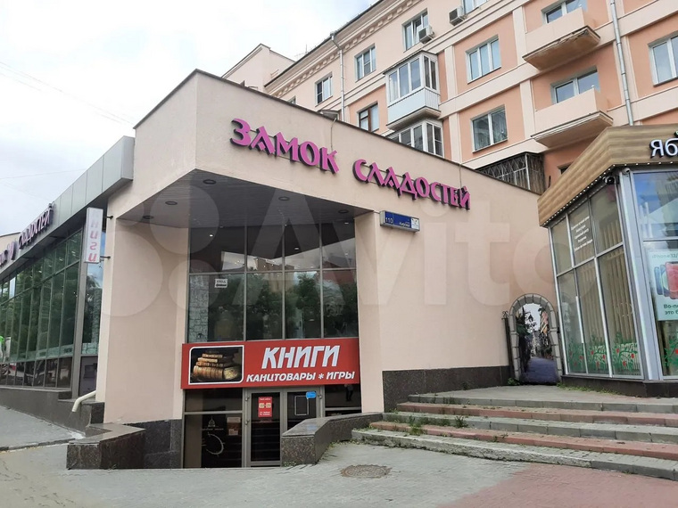 Здание с книжным магазином и сладостями ждет нового владельца