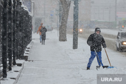 Снегопад. Челябинск, снег, буран, метель, погода, непогода, городской пейзаж, снегопад, улица цвиллинга, климат, дворник