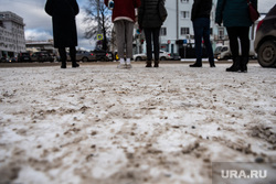 Виды города. Екатеринбург, пешеходный переход, зима, слякоть, грязный снег, реагенты