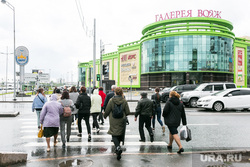 Дождливая погода. Тюмень, непогода, прохожие, пешеходы, дождливая погода, пасмурная погода, галерея вояж, тц галерея вояж, прохожие весной