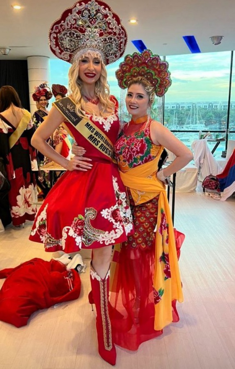 В конкурсе национальных костюмов пермячка выступила в красном платье и огромном кокошнике