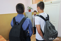 В школе Пермского края во время торжественного мероприятия вручили повестки. Фото