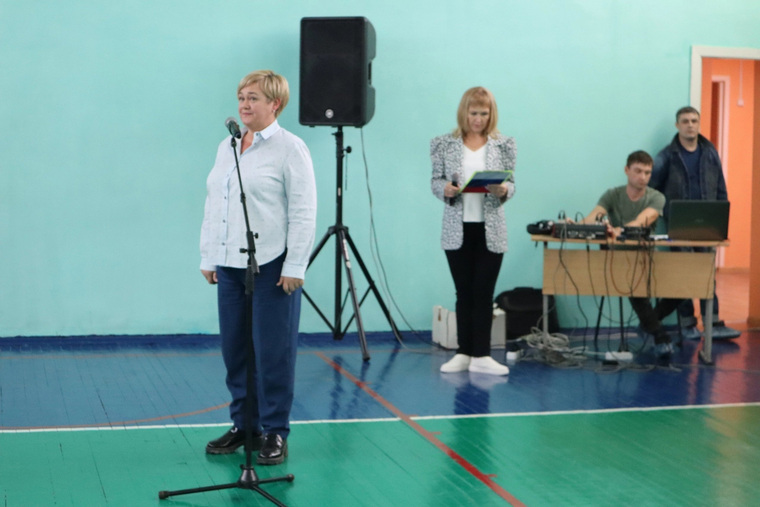 Наталья Колобова напутствовала призывников, пожелав им достойно представлять родное село во время прохождения срочной службы