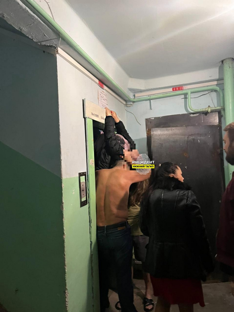 Застрявшая в лифте женщина в подъезде по улице Удовенко