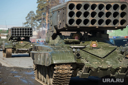 Первая репетиция юбилейного Парада Победы в Екатеринбурге на 2-ой Новосибирской, военная техника, тос, солнцепек
