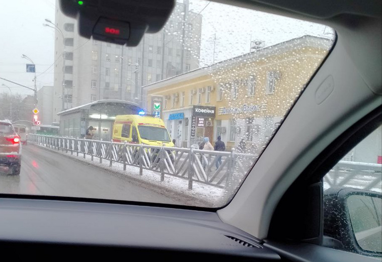 К метро подъезжали медики