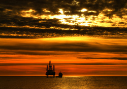 Открытая лицензия на 30.07.2015. Добыча нефти и газа, море, нефтедобыча, закат, нефтяная платформа