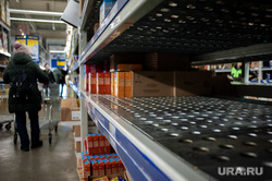 Люди закупают продукты в гипермаркетах во время пандемии коронавируса. Екатеринбург, продукты, супермаркет, гречка, гипермаркет, пустые полки, магазин, пандемия коронавируса