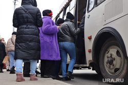 Автобусная остановка. Курган, автобусная остановка, автобус, пассажиры автобуса, ожидание автобуса, транспортная реформа