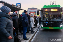 Автобусная остановка. Тюмень, остановка, автобусная остановка, автобус, остановка общественного транспорта, остановка автобусная, очередь в автобус
