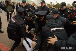 Разгон несанкционированной акции протеста оппозиции на Площади Труда. Екатеринбург, драка, беспорядки, потасовка, оцепление, задержание