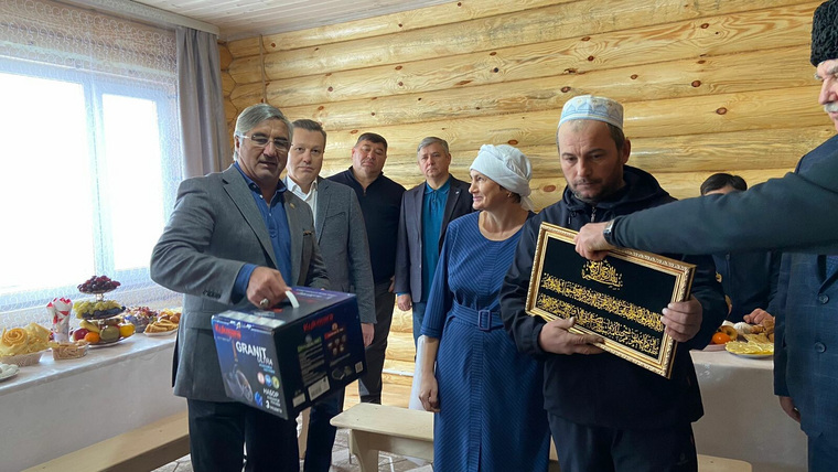 Вице-премьер Татарстана Василь Шайхразиев подарил семьи погорельцев посуду и исламскую картину на новоселье