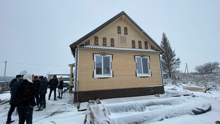 Всем погорельцам на новоселье Шайхразиев подарил подарки