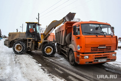 Уборка снега и состояние улиц города Ишим, объекты городской инфраструктуры и мэр Федор Шишкин. Город Ишим, Тюменская область, 5 апреля 2017 года., ишим