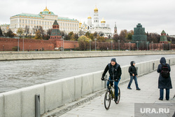 Виды Москвы. Москва, велосипедист, кремль, осень, москва