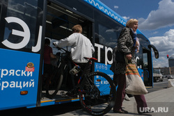 Виды Москвы. Москва, электробус, общественный транспорт, пассажиры, велосипед, остановка автобусная, транспорт в городе, синий автобус, велосипед в автобусе