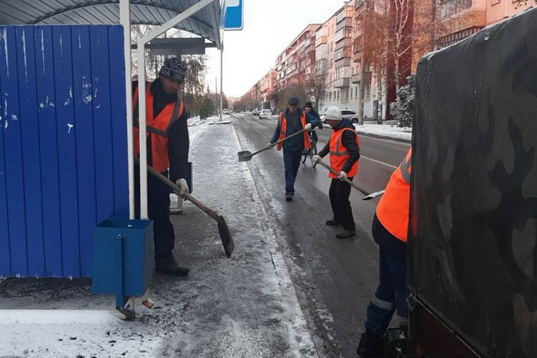 Также на уборку улиц вышло около 90 работников дорожных служб