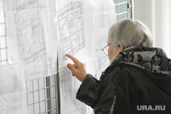 Общественный слушания по вопросам межевания земли в центре Екатеринбурга, пенсионерка, чертеж, схема