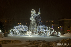 Новогоднее украшение города. Пермь, огни перми, инсталяция снежная королева, комсомольская площадь зимой