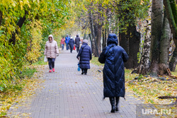 Повседневная жизнь. Москва, тротуар, пенсионер, аллея, прохожие, женщина