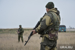 Безоружные украинские военные встретились с Российскими. Переговоры.Севастополь. Крым. Аэропорт Бельбек, автомат, армия, военные, спецназ, солдат