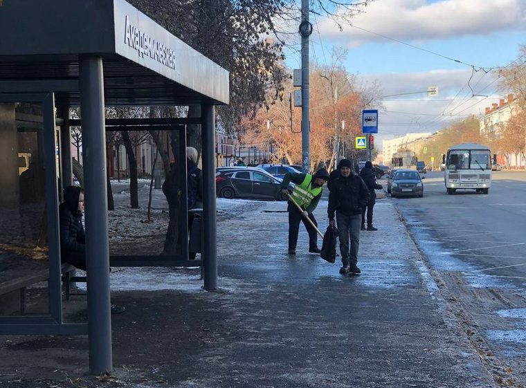 В городе тротуары обрабатываются противогололедными смесями, расчищаются остановки и пешеходные переходы