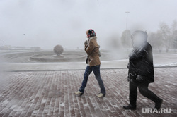 Грэм Филлипс в Екатеринбурге, октябрьская площадь, холод на улице, непогода, снег в городе, осень
