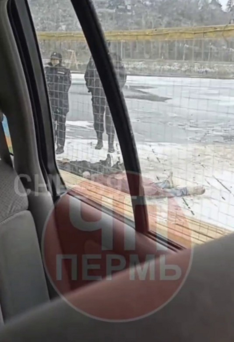Мужчин положили на лед