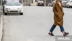 Тридцать первый день вынужденных выходных из-за ситуации с CoVID-19. Екатеринбург, девушка, прогулка, одежда, пальто, мода, переход дороги