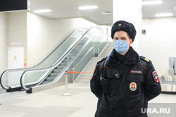 Обстановка в челябинском аэропорту Игорь Курчатов во время эпидемии коронавируса. Челябинск , полиция, аэропорт игорь курчатов, масочный режим, полицейский в маске