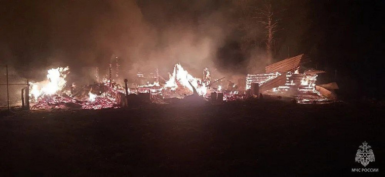 Дом с баней и надворными постройками загорелся около полуночи
