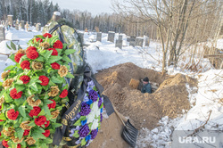 Похороны на Северном кладбище погибшего в зоне СВО старшего сержанта ВДВ Рожкова Вадима. Пермь, могила, кладбище, ритуальные услуги, рытье могилы, кладбище зимой