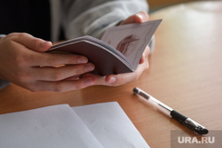 ЕГЭ по географии, литературе и химии в гимназии N 5. Екатеринбург, ручка, паспорт, паспорт рф, паспорт в руках